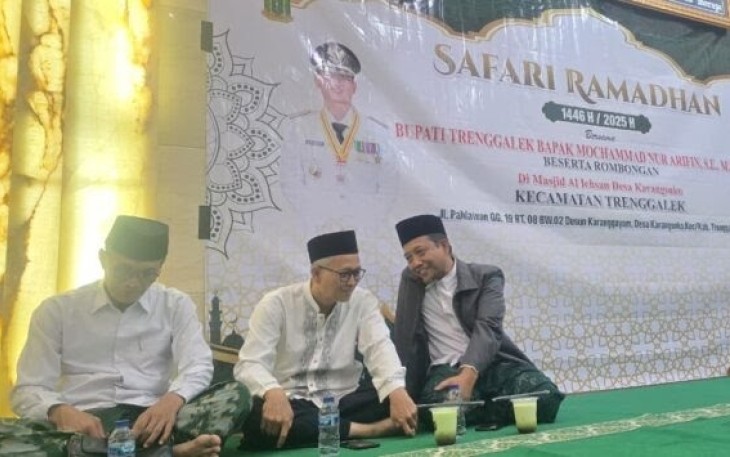 Subadianto Wakil Ketua DPRD Trenggalek (Kanan), saat safari Ramadhan di Desa Karangsoko, Kecamatan Trenggalek, Kabupaten Trenggalek.