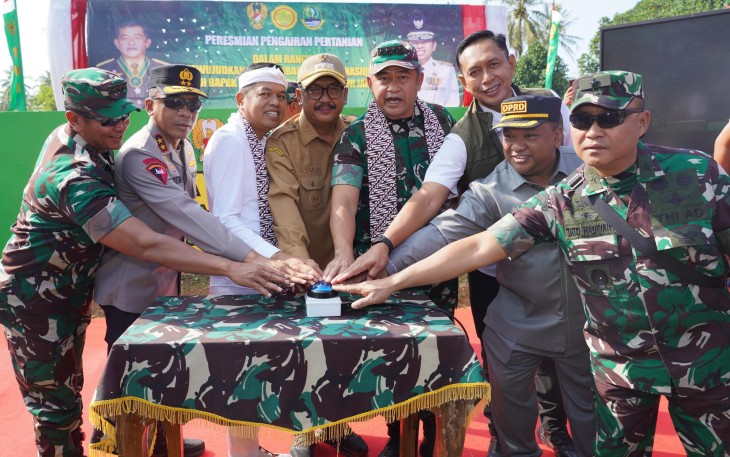 Kepala Staf Angkatan Darat (Kasad) Jenderal TNI Maruli Simanjuntak, M.Sc., saat meresmikan sarana pengairan baru yang menghidupkan kembali lahan tadah hujan di Kecamatan Ciracap, Sukabumi, Jawa Barat (Jabar) pada Selasa (22/7/2025)