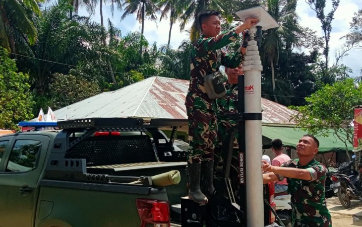Personel TNI AD saat pasang Starlink guna memulihkan akses komunikasi masyarakat terdampak banjir bandang dan galodo di Sumatera Barat.