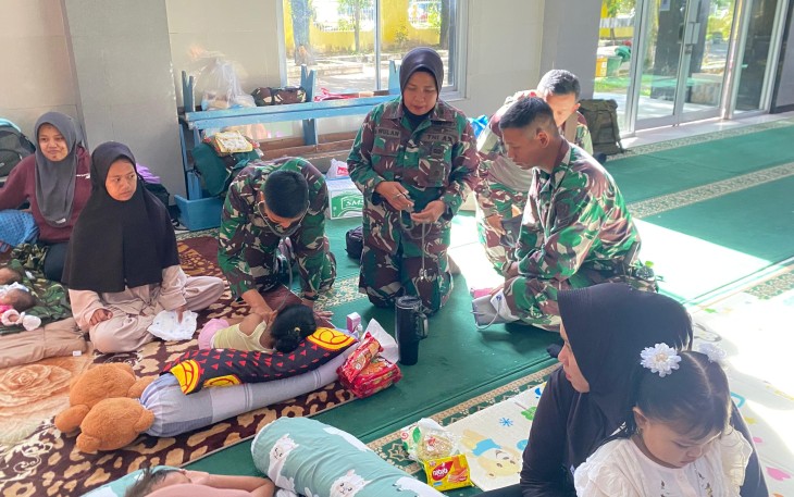 Selain memberikan pelayanan langsung, kehadiran tim juga bertujuan memetakan kebutuhan kesehatan warga di lokasi terdampak banjir.