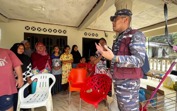 Tim Trauma Healing dari Dinas Psikologi Angkatan Laut (Dispsial) bekerja sama dengan Komando Daerah Angkatan Laut (Kodaeral) I memberikan layanan pemulihan trauma (trauma healing) bagi masyarakat yang terdampak bencana banjir di Posko Pengungsian Dusun Rantau Pauh, Kecamatan Rantau, Kabupaten Aceh Tamiang. Sabtu (13/12). 