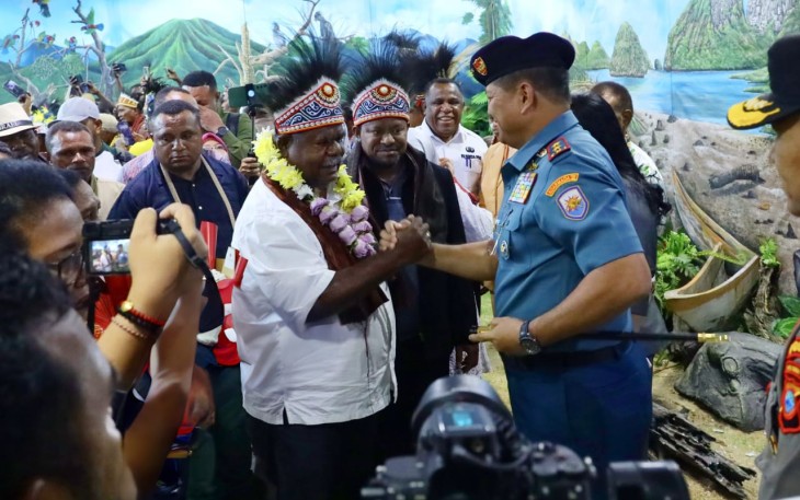 Panglima Komando Armada III, Laksamana Muda TNI Hersan, S.H., M.Si., menyambut langsung kedatangan Gubernur Papua Barat Daya (PBD) Elisa Kambu, S.Sos., dan Wakil Gubernur Ahmad Nausrau, S.Pd.I., MM., di Bandara Domine Eduard Osok (DEO) Sorong, Rabu (5/2)