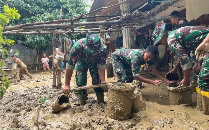 TNI saat Bantu Bersihkan Rumah Lansia Terdampak Banjir di Kabupaten Pidie
