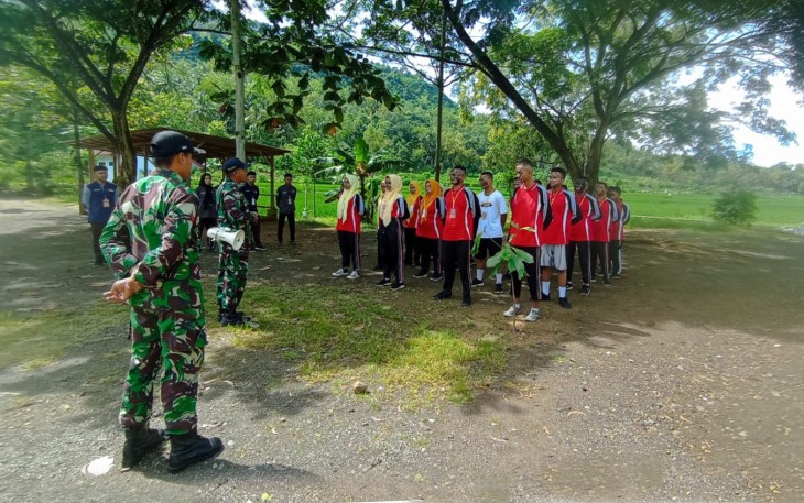 Koramil 0806-11/Panggul kembali menunjukkan komitmennya dalam mencetak generasi muda yang tangguh dan berkarakter melalui pelatihan Peraturan Baris-Berbaris (PBB) dalam kegiatan Latihan Dasar Kepemimpinan (LDK) OSIS dan Ambalan di SMKN 1 Panggul, Selasa (28/1/2025)