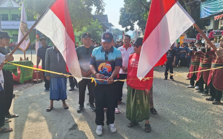 TNI-Polri dan Para Santri Ponpes Tremas Adakan Jalan Sehat Kreasi