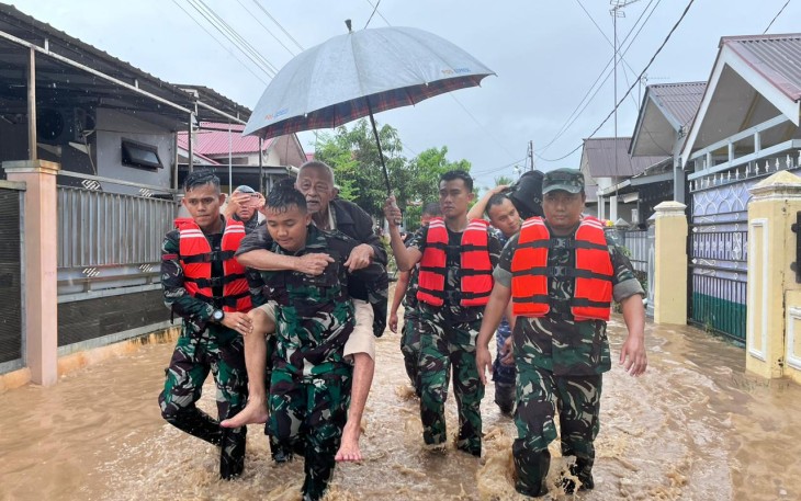 TNI Turun Tangan Evakuasi Warga di Kelurahan Bungo Pasang dan Aia Pacah, Kecamatan Koto Tangah, Kota Padang, Kamis (27/11/2025).