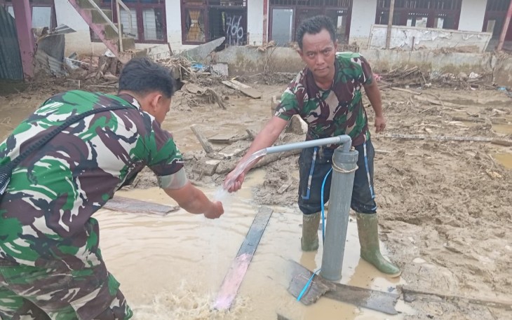 TNI Bangun Sumur Bor untuk Penuhi Kebutuhan Air Bersih Pengungsi Banjir di Batang Toru