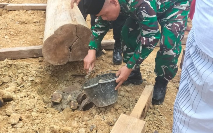 Danramil 0801/03 Arjosari Lettu Cke Misrum menghadiri peletakan batu pertama pembangunan Masjid lingkungan waduk Tukul di Dusun Tukul, Desa Karanggede, Kecamatan Arjosari, Kabupaten Pacitan.