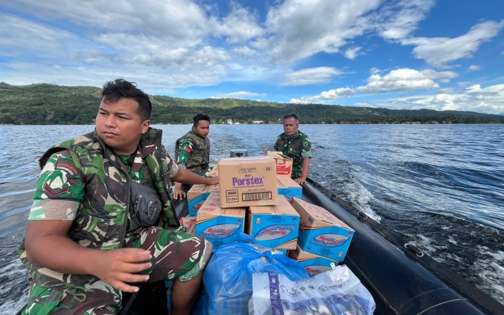 TNI Tempuh 12 Mil Lalui Danau Singkarak Salurkan Bantuan