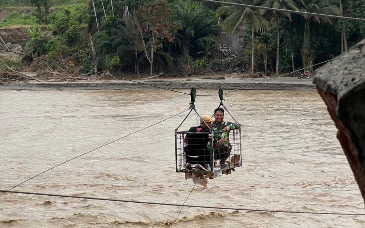 Prajurit TNI Turun Langsung Bangun Jembatan Bailey