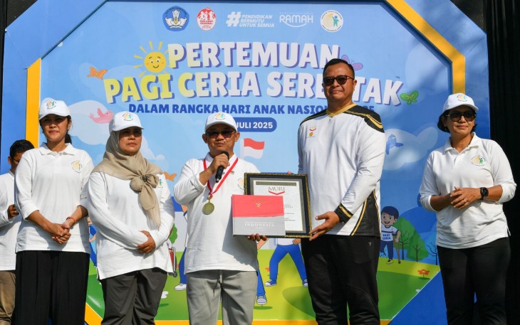 Mendikdasmen, Abdul Mu’ti, beserta Masmidah Abdul Mu’ti, hadir di SD Islam Ruhama, Tangerang Selatan.