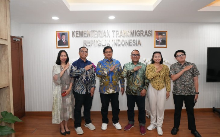 Wamen Viva Yoga saat menerima kunjungan Pimpinan JawaPos.com, yakni Dirut Dhimas Ginanjar, Wakil Pimpinan Redaksi Ilham Safutra, dan beberapa staf bisnis dan marketing dari media online yang berada di bawah grup Jawa Pos Media.