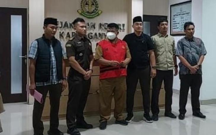 Tersangka kelima kasus dugaan korupsi pembangunan Masjid Agung Madaniyah, S, saat dibawa petugas ke kantor Kejari Karanganyar, Senin (7/7/2025) malam.