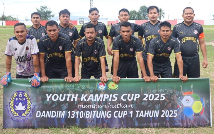 Tim Jurnalis FC Kota Bitung saat berfoto bersama sebelum laga di mulai