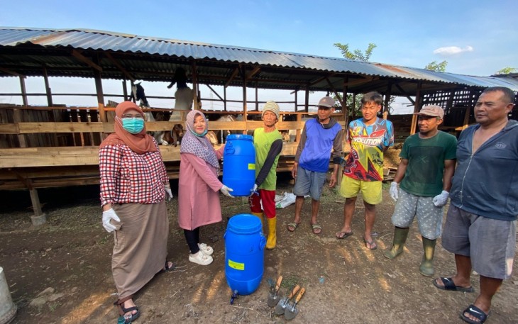 Tim Pengabdian kepada Masyarakat UKSW dan UNW saat melakukan penyerahan komposter untuk masyarakat di Desa Gogik di kaki Gunung Ungaran.