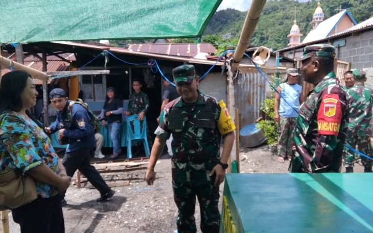 Tim Wasev Kodam XIII Merdeka saat meninjau lokasi pembangunan bak air dan sumur bor di kelurahan Girian Permai dan kelurahan Tandurusa