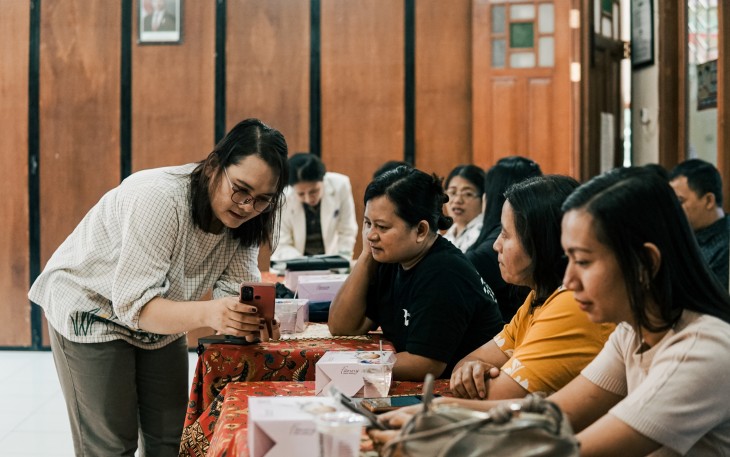 Tim aplikasi Online Home Process Skills (OHOPROS) UKSW saat memberikan pelatihan kepada orang tua penggunaan aplikasi untuk mengakses laporan capaian belajar secara langsung melalui aplikasi, tanpa mencetak dokumen.