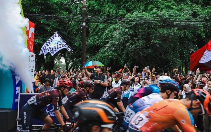 Menpora Dito saat melepas peserta Etape 4 di RTH Maron Genteng, Banyuwangi, Jawa Timur, Kamis (31/7) pagi.