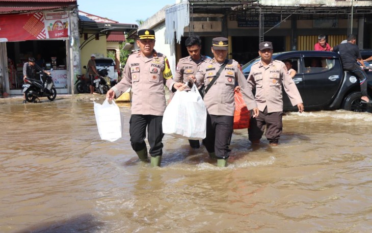 Kapolres Aceh Singkil saat Bagikan Sembako ke beberapa posko pengungsian di Kecamatan Singkil, Minggu (30/11/2025).