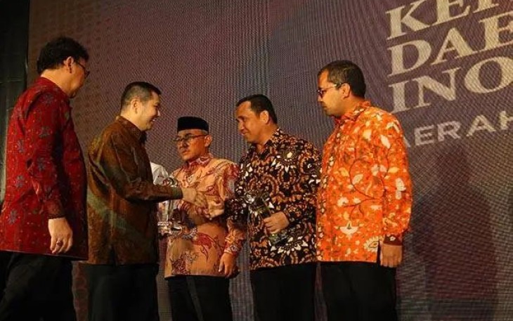 Wali Kota Depok Mohamad Idris mendapatkan penghargaan Kepala Daerah Inovatif 2017 (KDI) kategori Lingkungan Hidup