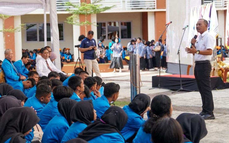Sekretaris Daerah Provinsi Kepri Adi Prihantara pada Pembukaan PKKMB Tahun Akademik 2025/2026 di Halaman Fakultas Ekonomi Dan Bisnis Universitas Maritim Raja Haji Fisabilillah (UMRAH) Dompak, Selasa (19/8/2025).