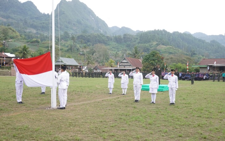 Upacara Proklamasi Kemerdekaan di Desa Pekalobean, Kecamatan Anggeraja, Minggu (17/8/2025).