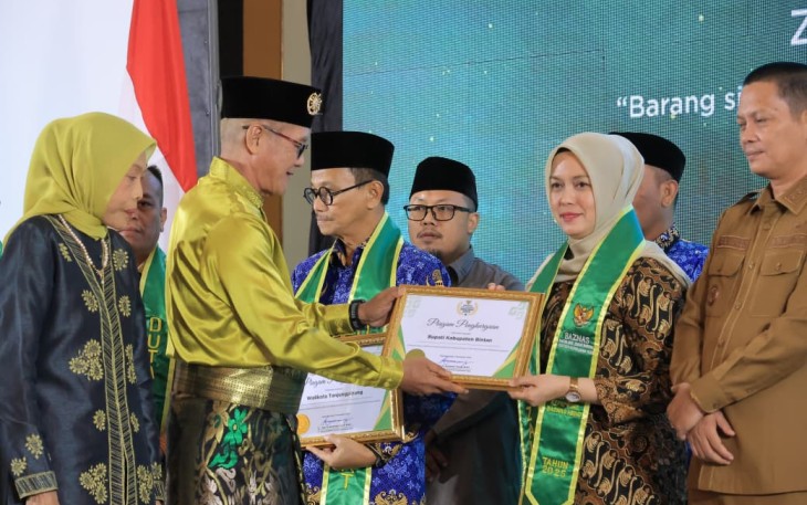 Wabup Bintan Deby Maryanti saat Terima Penghargaan Baznas Awards 2025