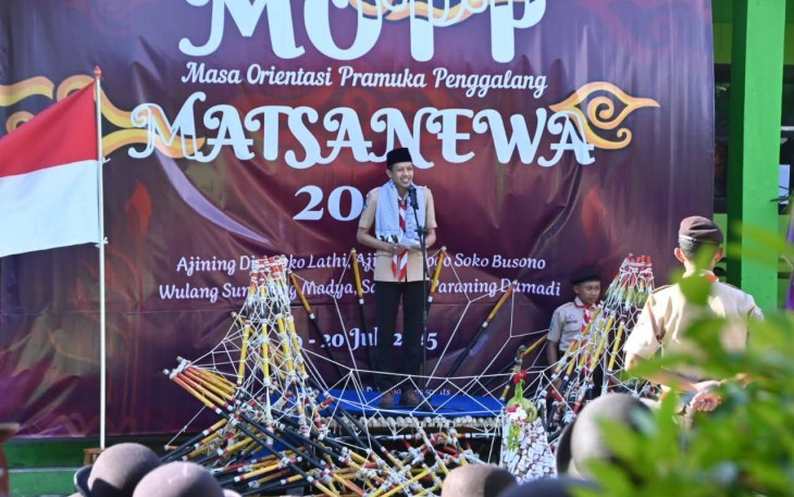 Wakil Bupati Trenggalek, Syah Muhamad Natanegara, saat membuka kegiatan Perkemahan Sabtu-Minggu dalam rangka penerimaan anggota baru Gugus Depan 10035-10036 Gerakan Pramuka  MTsN 4, Sabtu (19/7/2025).