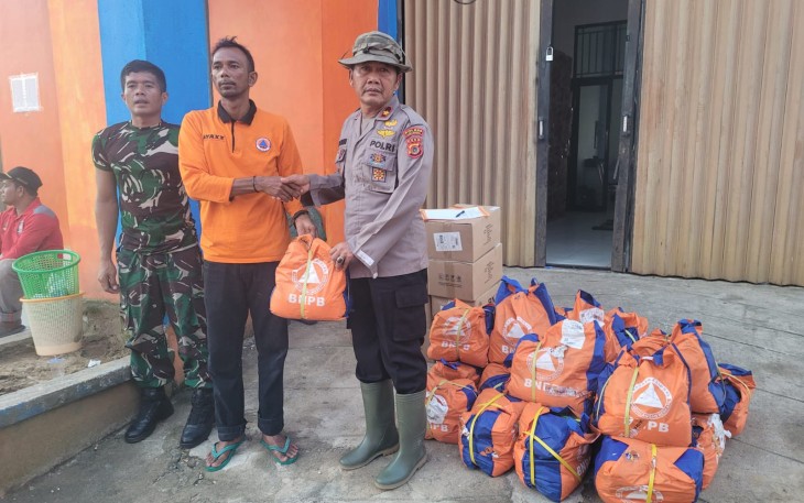 Wakapolres Aceh Singkil saat Pimpin Pendistribusian Bantuan Korban Banjir  ke Posko BPBD