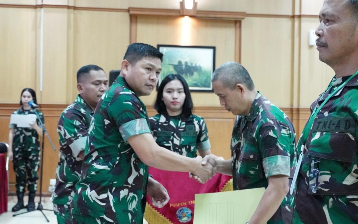 Wakapuspen TNI Kolonel Arh Osmar Silalahi , secara resmi menutup Penataran Penerangan Terintegrasi Puspen TNI Tahun 2025 yang digelar di Aula Balai Wartawan Puspen TNI, Mabes TNI Cilangkap, Jakarta Timur, Kamis (4/9/2025).
