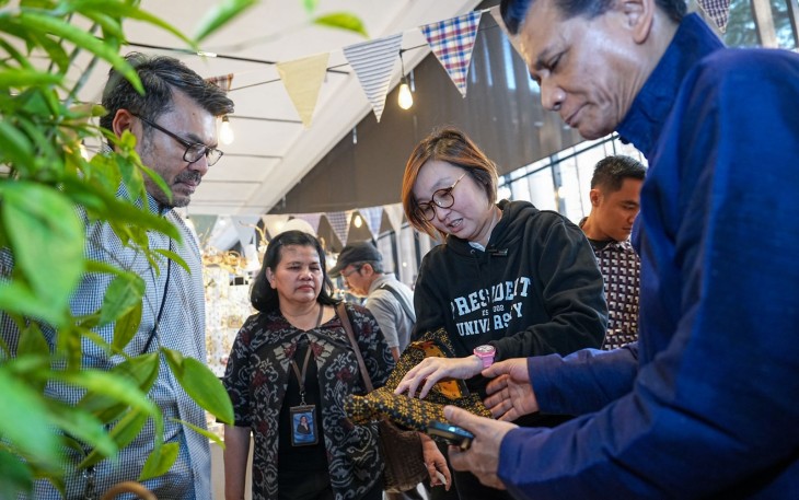 Wakil Menteri Ekonomi Kreatif (Wamen Ekraf), Irene Umar dalam gelaran The Local Market edisi ke-21. Hal ini disampaikan Wamen Ekraf saat menghadiri gelaran bertajuk 'Langit Lokal' yang berlangsung di Urban Forest, Jakarta, Jumat, 18 Juli 2025.