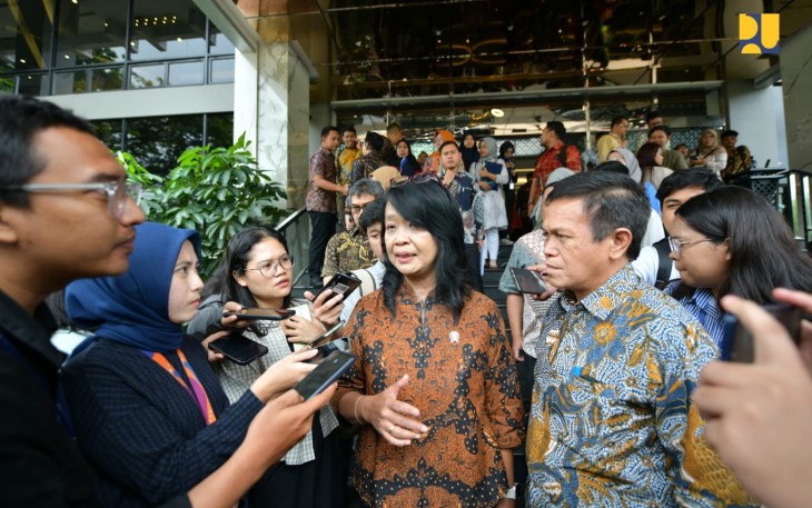 Wakil Menteri PU Diana Kusumastuti usai hadiri High Level Meeting Tim Pengendalian Inflasi Pusat (TPIP) di Kantor Kementerian Koordinator Perekonomian, Jakarta, Jumat (3112025).