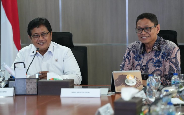 Wakil Menteri Transmigrasi Viva Yoga Mauladi Viva Yoga Mauladi saat melakukan rapat koordinasi dengan Wakil Menteri ESDM Yuliot Tanjung di Gedung Dirjen Ketenagalistrikan Kementerian ESDM, Jakarta, 2/9/2025.