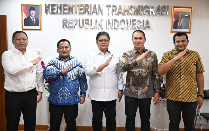 Wakil Menteri Transmigrasi Viva Yoga Mauladi dalam pertemuan di Ruang Kerja, Gedung C, Komplek Kementerian Transmigrasi, Kalibata, Jakarta, 22/7/2025.