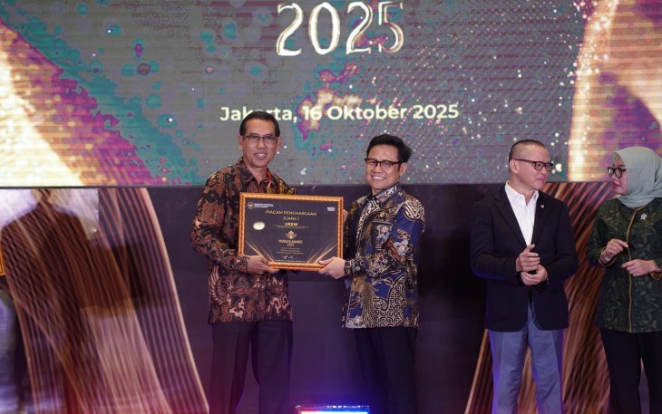 Wakil Rektor Bidang Riset, Inovasi, dan Kewirausahaan UKSW Profesor Eko Sediyono saat menerima penghargaan Peringkat 1 Mandaya Award 2025 dari Menko Pemberdayaan Masyarakat