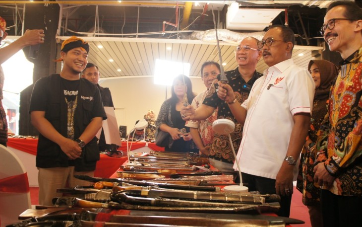 Wakil Wali Kota Surabaya, Armuji selaku tuan rumah foto bersama sejumlah tokoh kunci yang turut mendukung kegiatan kolaborasi pameran Indonesia Game Experience (IGX) 2025 dan pameran Ethnic Indonesia Festival 2025. (14/08/2025)