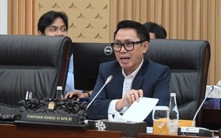 Wakil Ketua Komisi VI DPR RI, Eko Hendro Purnomo saat memimpin Rapat Dengar Pendapat Umum Komisi VI DPR RI dengan para Mantan Pramugari Garuda Indonesia di Gedung Nusantara I, DPR RI, Senayan, Jakarta, Selasa (18/2/2025)
