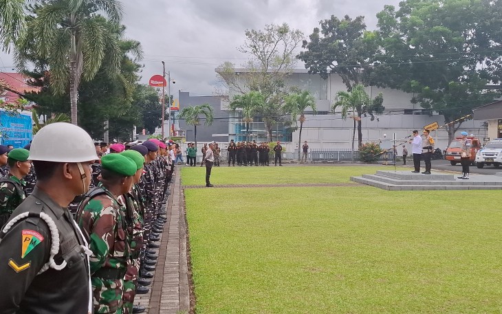 Walikota Bitung dan Kapolres Bitung saat memimpin apel gelar apel pasukan operasi lilin 2025