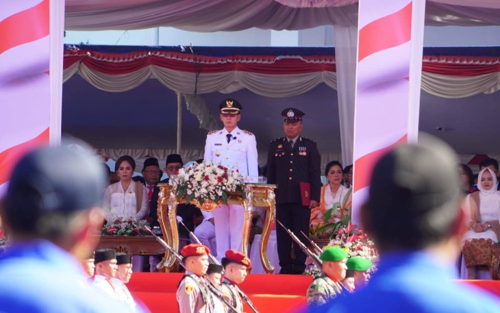 Walikota Bitung, Hengky Honandar saat menjadi Irup pada upacara bendera peringatan HUT Ke-80 RI