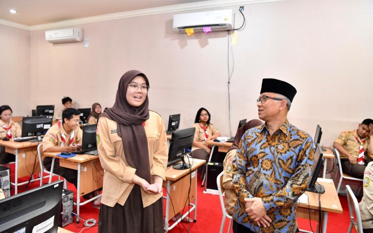 Wamen Atip saat melakukan pemantauan langsung ke satuan pendidikan di Jakarta.