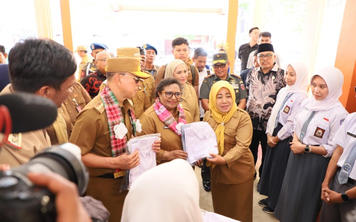 Wamendagri Ribka Haluk saat Kunjungi SMA Negeri 1 Kota Baubau, Senin (14/4/2025).