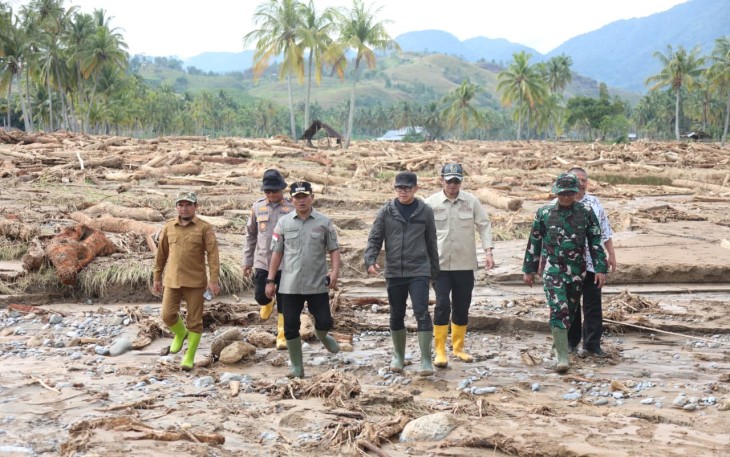 Wamendagri Bima saat Tinjau Lokasi Banjir di Solok, Selasa (2/12/2025).