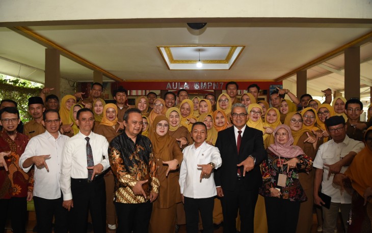 Wamendikdasmen saat Tinjau Pelaksanaan Sistem Penerimaan Murid Baru (SPMB) di Kota Bandung.