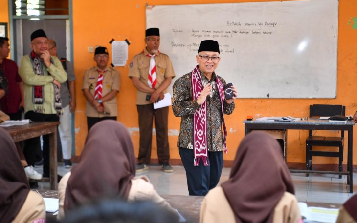 Wamendikdasmen, Atip Latipulhayat, bersama Wakil Ketua Komisi X DPR RI, Lalu Hadrian Irfani, melakukan kunjungan kerja ke SMP Negeri 2 Jonggat, Kabupaten Lombok Tengah, Nusa Tenggara Barat, Rabu (20/8).