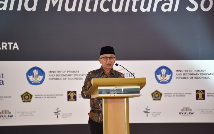 Wamendikdasmen, Atip Latifulhayat saat menyampaikan sambutan penutupan pada ICCCRL yang berlangsung di Jakarta, Rabu (12/11).