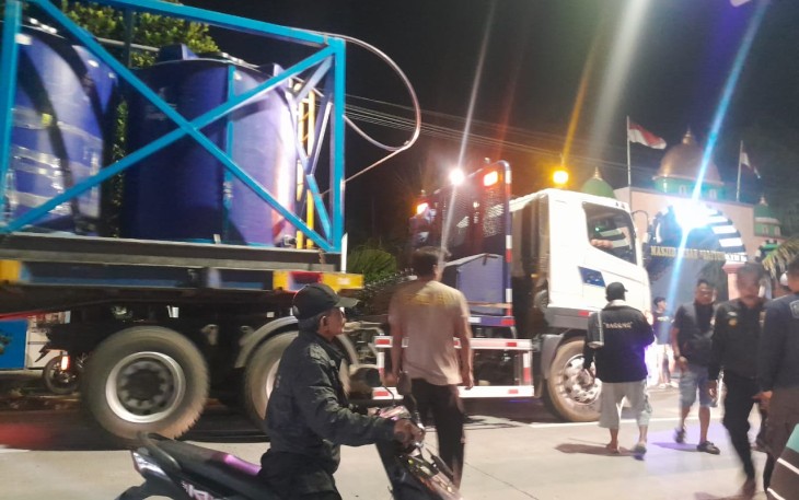 Warga Mendenrejo Kecamatan Kradenan menghentikan armada pengangkut peralatan pengeboran sumur Eksplorasi Migas Darajingga di Dukuh Nglaren Desa Mendenrejo.