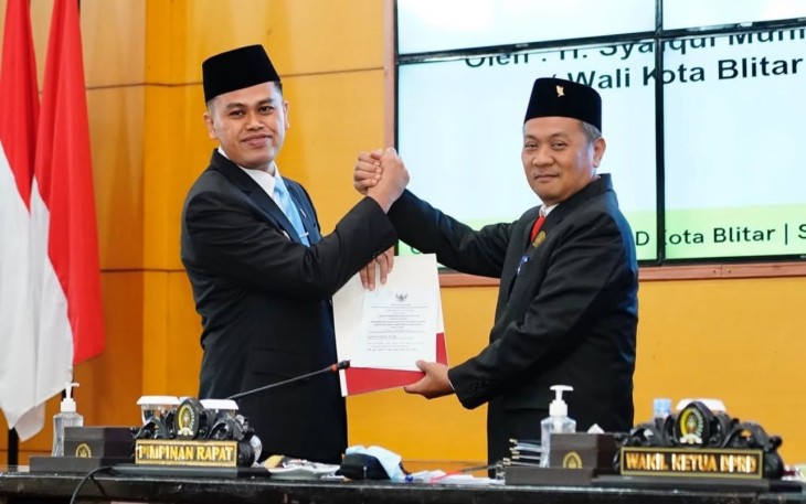 Walikota Blitar Syauqul Muhibbin Serahkan Dokumen Penjelasan APBD dan Potensi PAD Tahun 2026 kepada Ketua DPRD Kota Blitar Syahrul Alim (Foto : ist.)