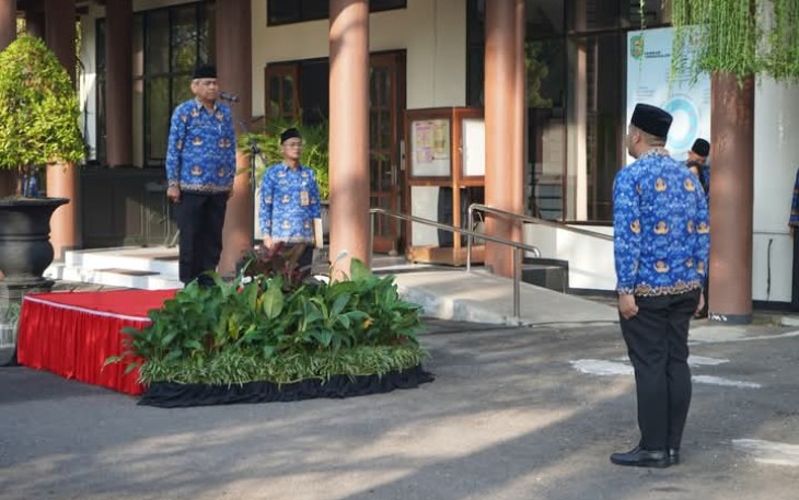 Sekretaris Daerah Kabupaten Trenggalek, Edy Soepriyanto, saat menjadi pembina upacara dalam rangka memperingati Hari Lahir Pancasila Tahun 2025 di Sekretariat Daerah Kabupaten Trenggalek, Senin (2/6/2025)