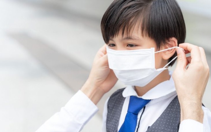 Ilustrasi cegah penularan virus dengan menggunakan masker