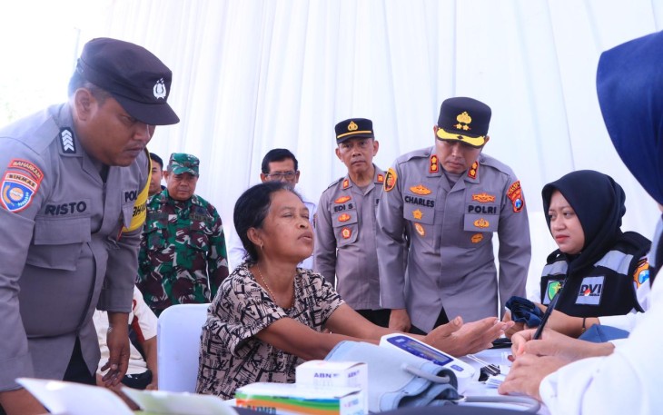 Kapolres Ngawi AKBP Charles P. Tampubolon saat meninjau langsung pelayanan kesehatan gratis, Rabu (8/10)